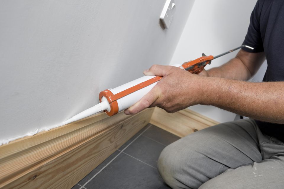 Fixing drywall cracks with caulk floor
